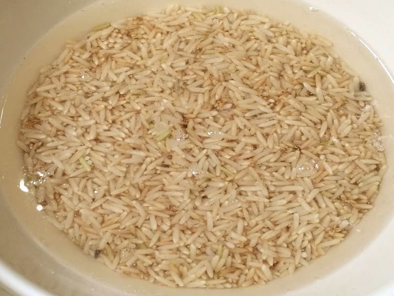 Bước 2:  Vo gạo và ngâm gạo