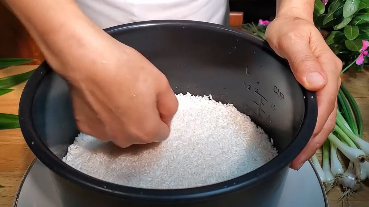 Bước 3: Cho gạo và nước vào nồi cơm điện