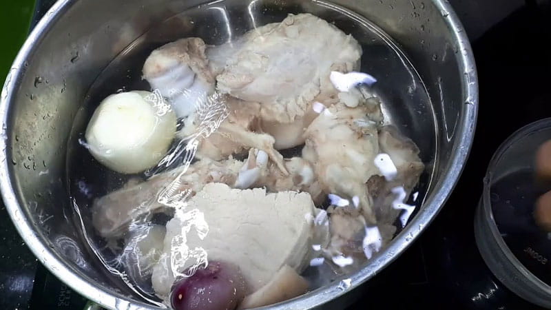 Nấu nước lẩu cua đồng 
