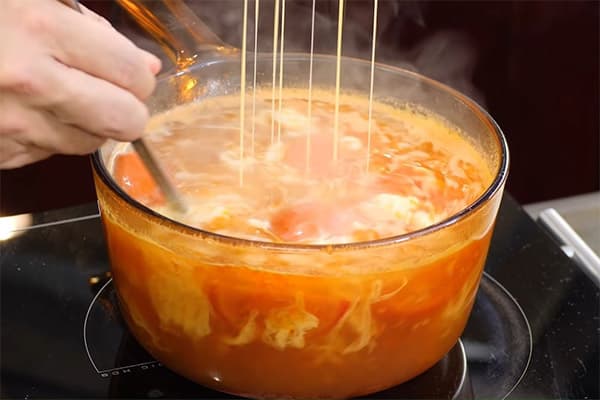 Nấu canh trứng cà chua